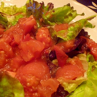 アンチョビ風味の焼きトマトドレッシングサラダ
